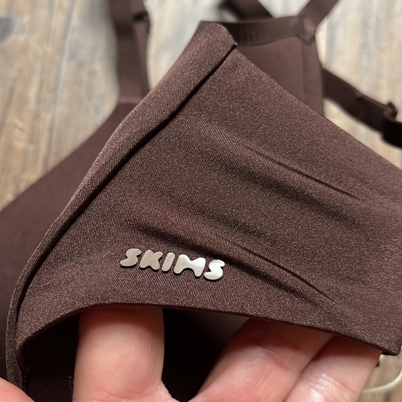 SKIMS Wireless Bra in Cocoa - Picture 3 of 8